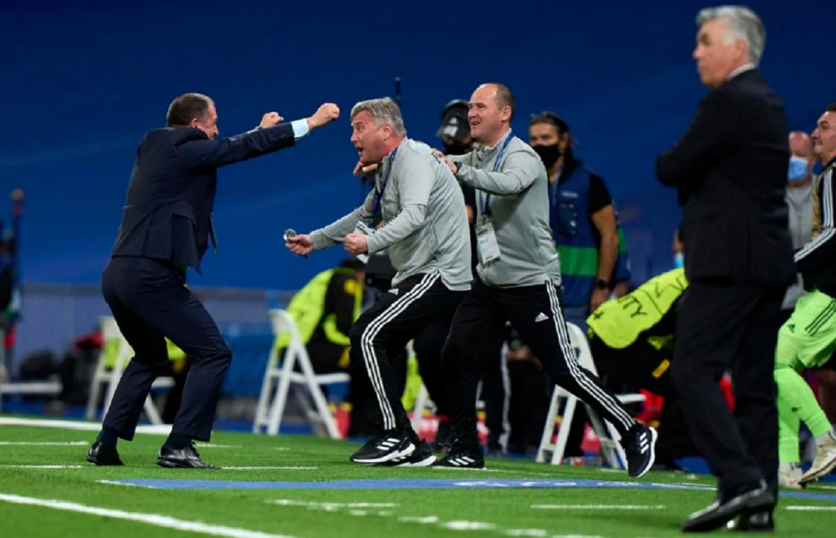 Вернидуб радуется с помощниками / Сайт УЕФА