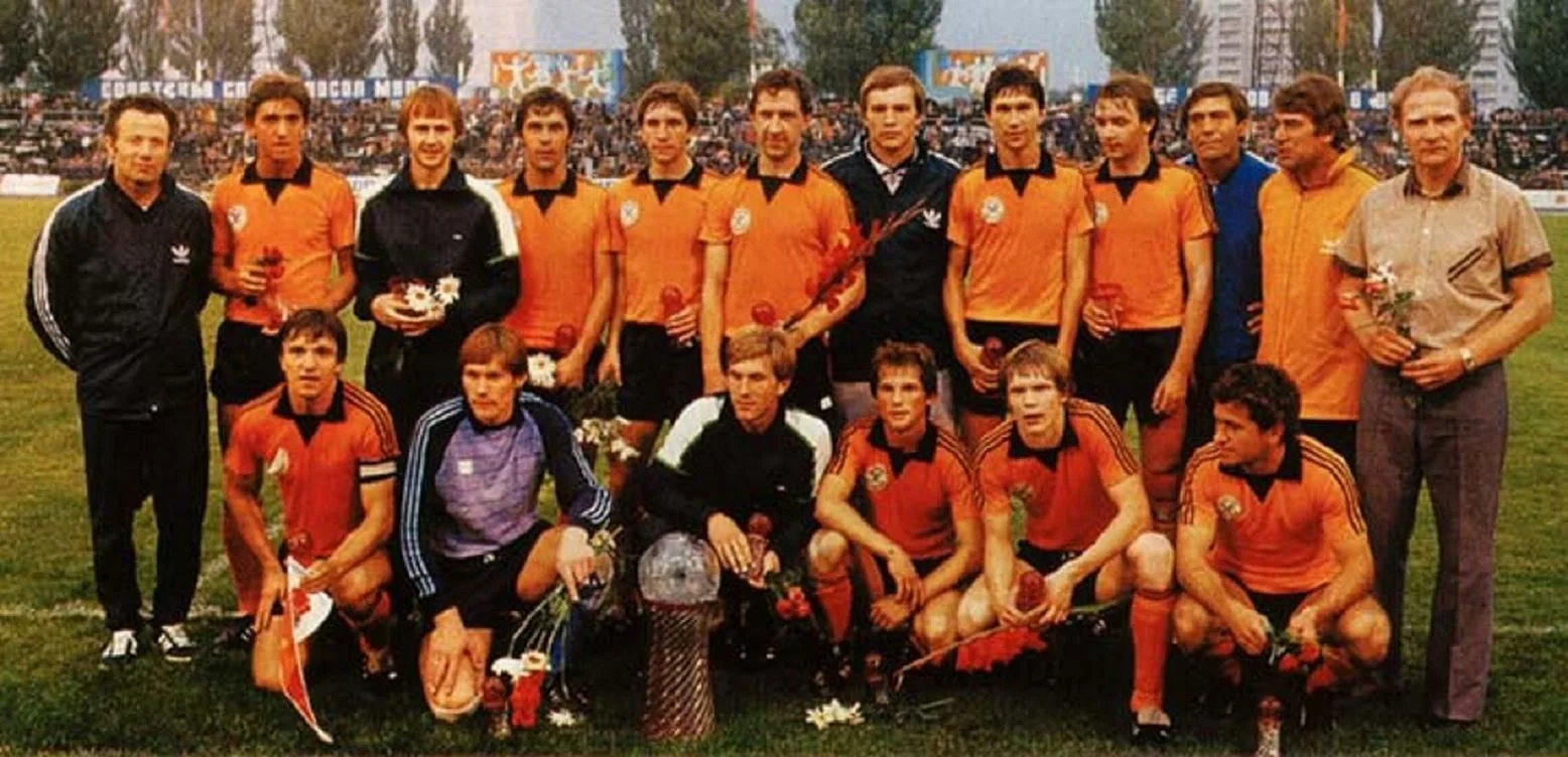 Раденко в составе Шахтера (пятий слева в верхнем ряду)