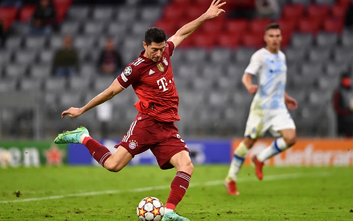 Лєвандовскі забиває у ворота Динамо / Сайт Баварії