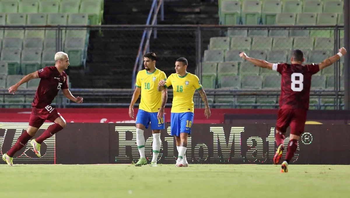 Эрик Рамирес (слева) празднует дебютный гол за Венесуэлу / Фото из открытых источников