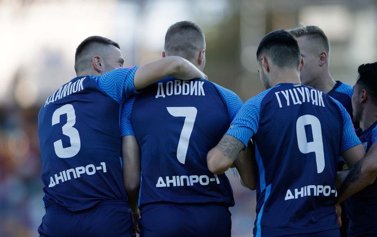 Артем Довбык (в центре) / СК Днепр-1
