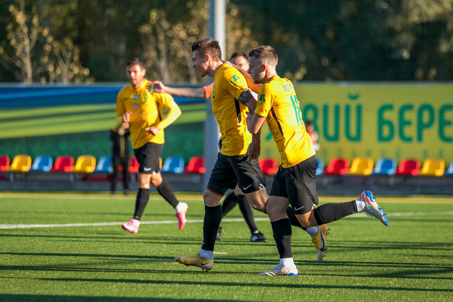 Игроки Левого берега празднуют гол / Сайт клуба