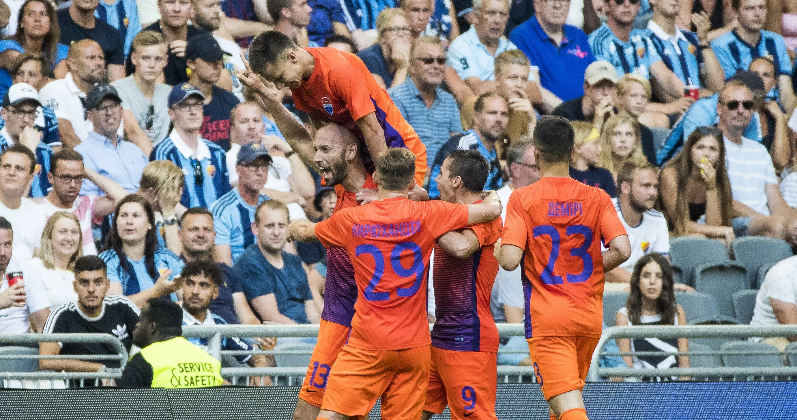 Бесір Демірі та гравці Маріуполя