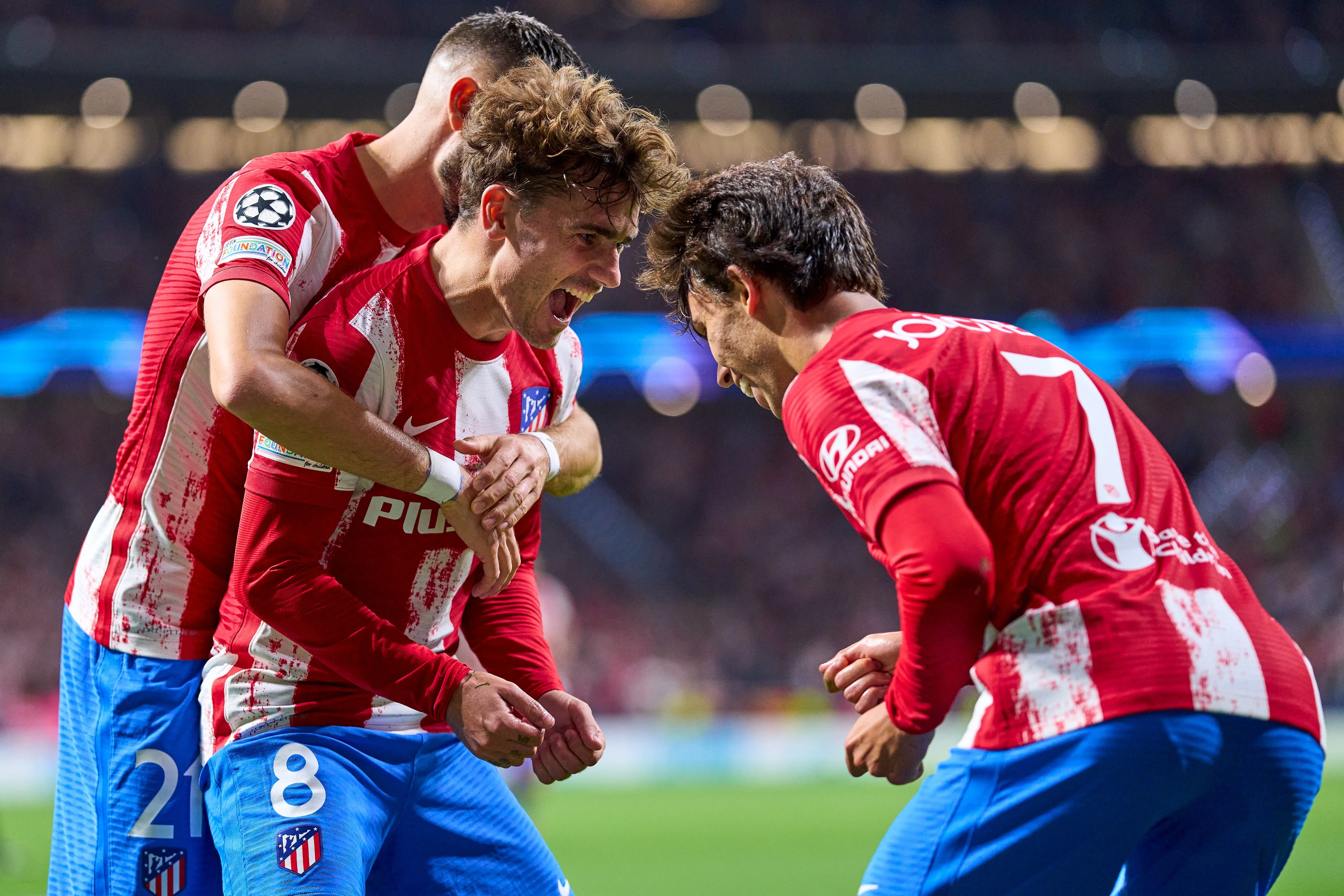 Антуан Грізманн в обіймах партнерів/ офіційний твіттер УЄФА