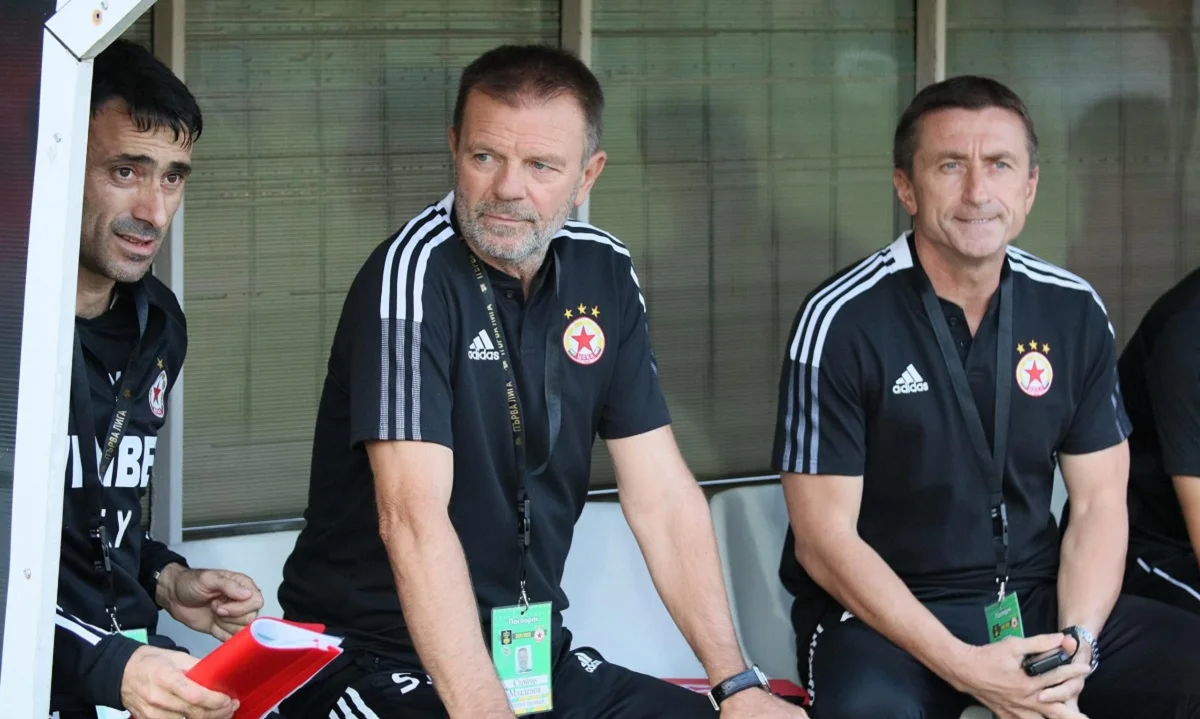 Стойчо Младенов (в центре) / Фото из открытых источников