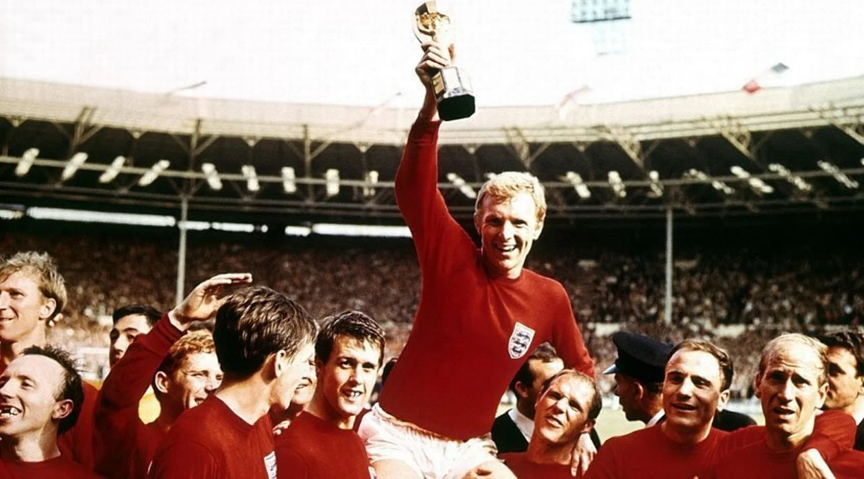 Сборная Англии празднует победу на домашнем Мундиале