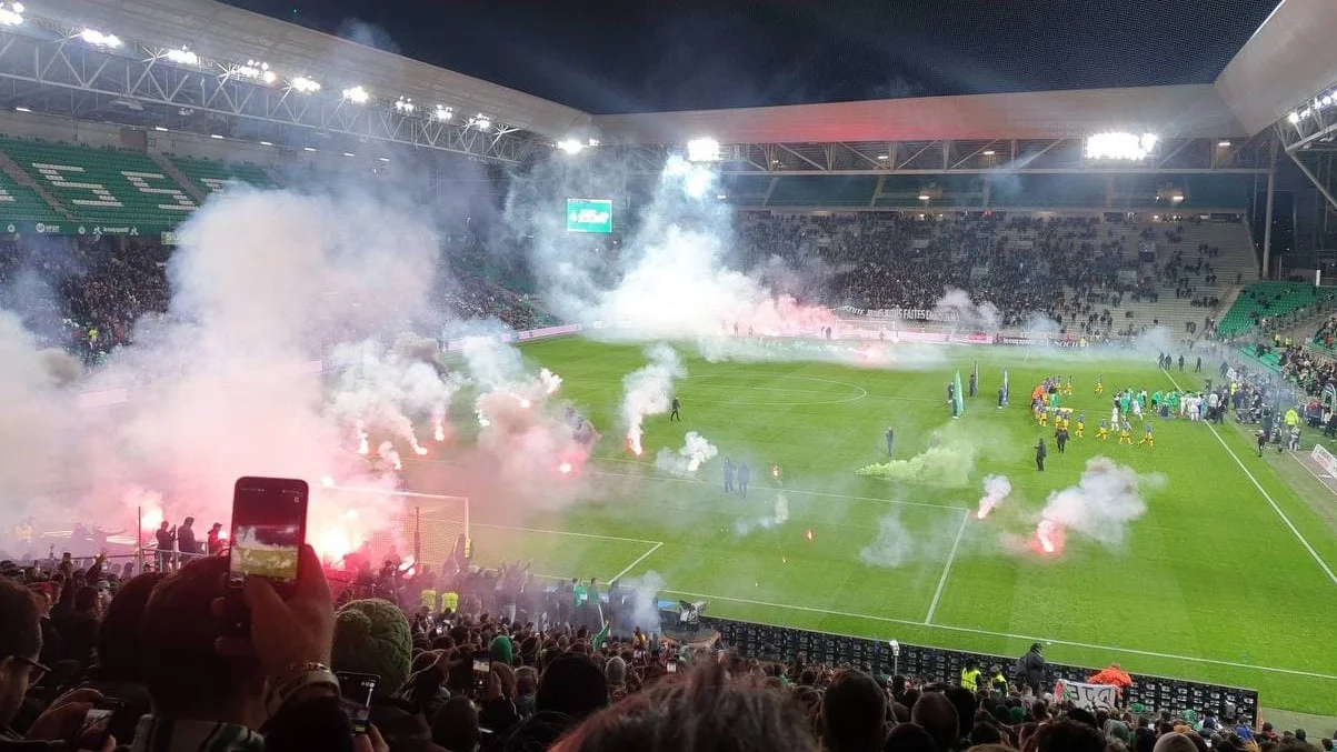 Домашня арена Сент-Етьєна у піротехніці / фото з відкритих джерел