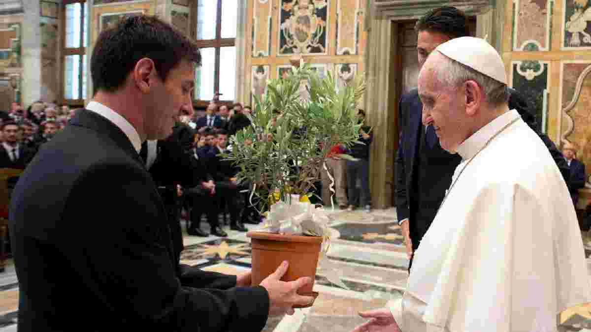 Папа Римський подякував Мессі за пам'ятний подарунок