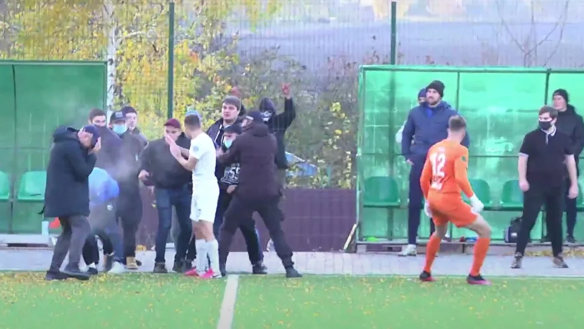 Бійка в матчі Суми – Перемога / Скріншот трансляції