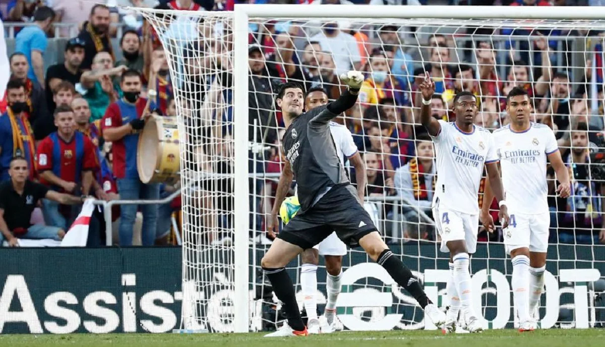 Куртуа в матче с Барсой