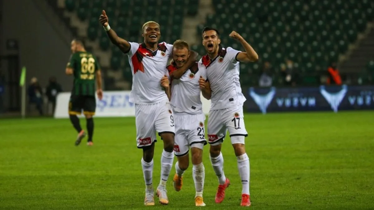 Дмитрий Гречишкин в объятиях партнеров / фото: ФК Генчлербирлиги