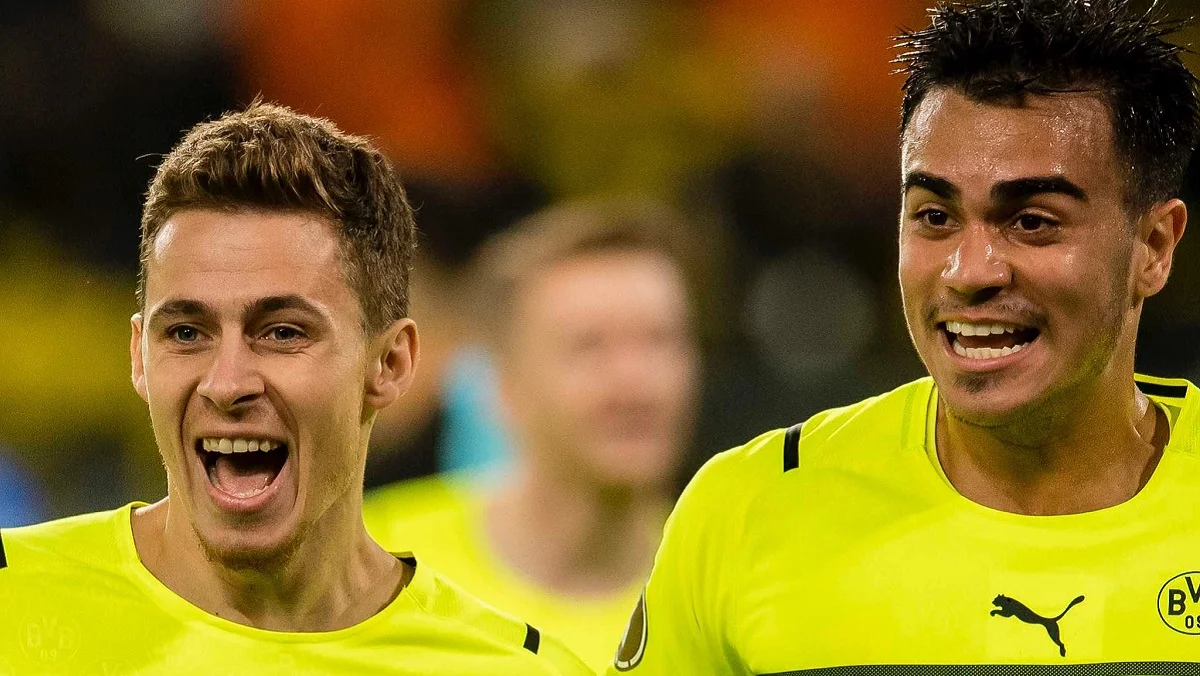 Торган Азар (слева) оформил дубль в матче с Ингольштадтом / Twitter Борусии Д