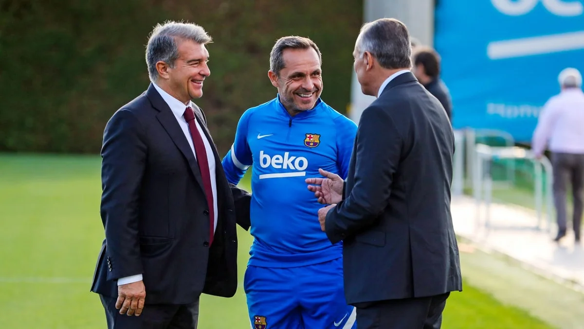 Серхі Бархуан (у центрі) тимчасово триматиме Барсу на плаву / Twitter клубу