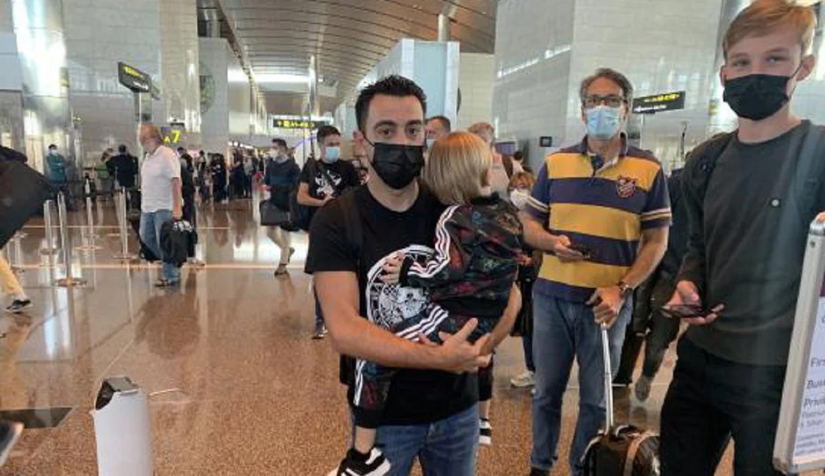 Хави в аэропорту Дохи перед вылетом в Барселону / EDU POLO