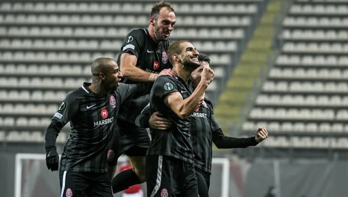 Захедитабар Шахаб в окружении партнеров / фото: ФК Заря