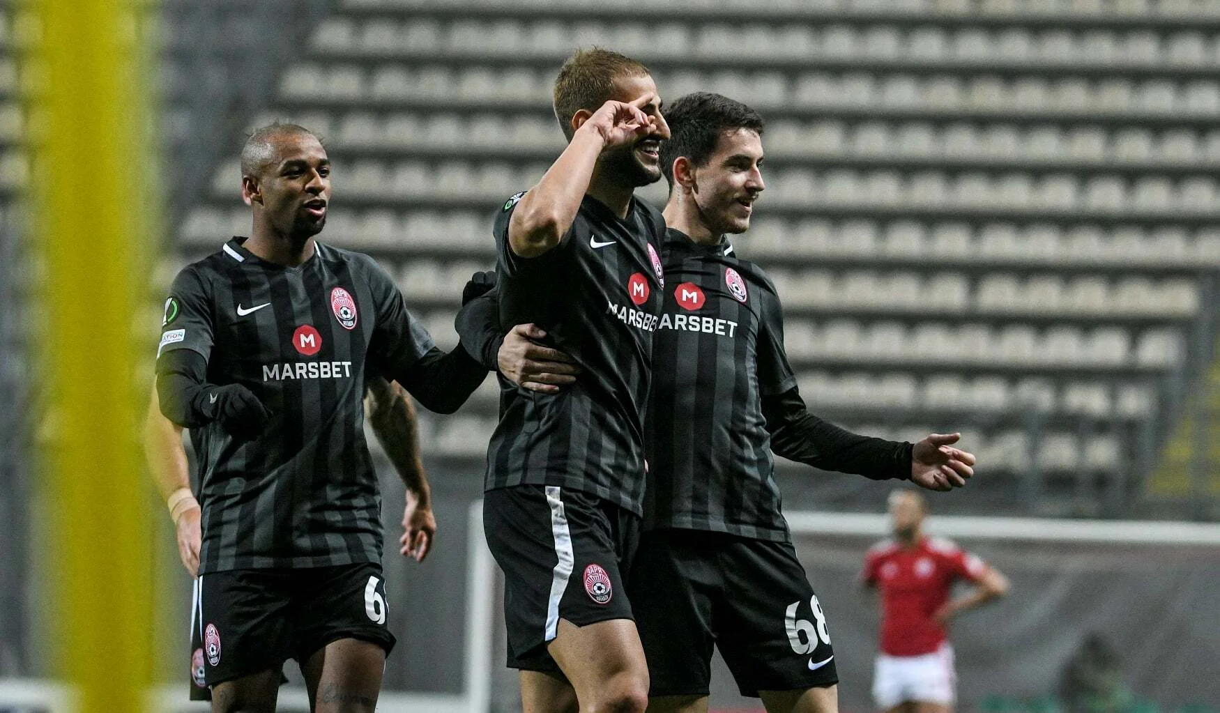 Захедитабар Шахаб (в центре) / ФК Заря