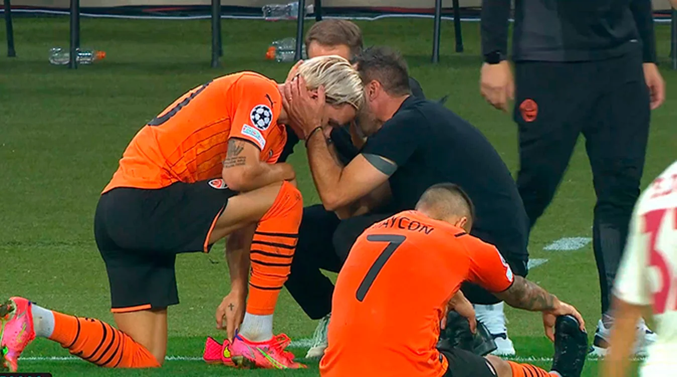 Михаил Мудрик и Роберто Де Дзерби / Скриншот