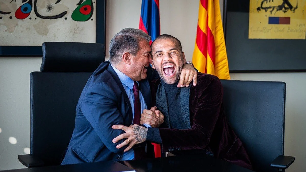 Жоан Лапорта и Дани Алвес / Twitter президента Барсы