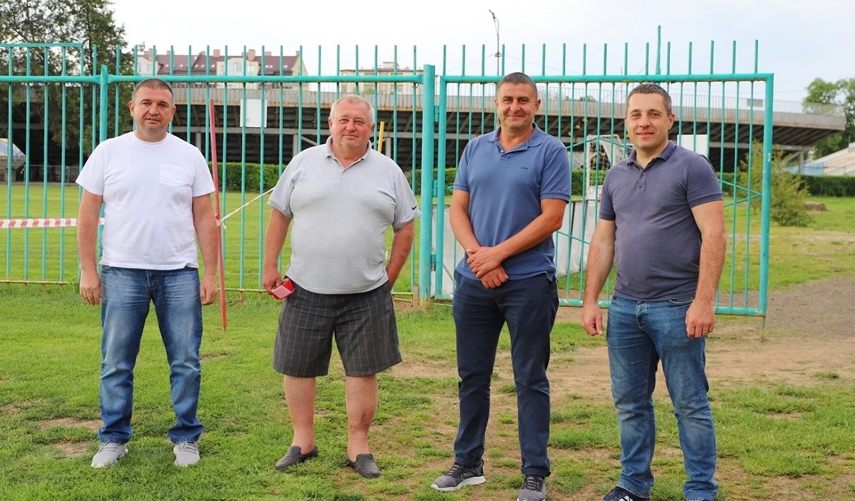 Матвій Бобаль-старший (другий ліворуч)