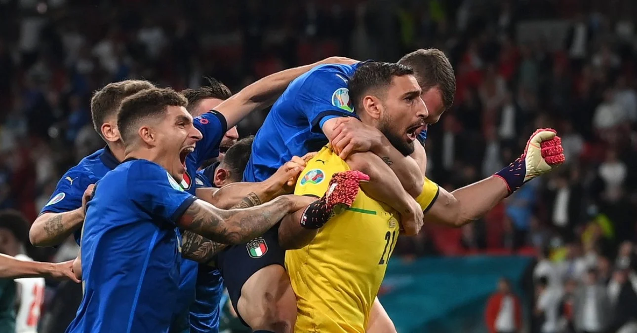 Доннарумма в обіймах партнерів / фото з відкритих джерел