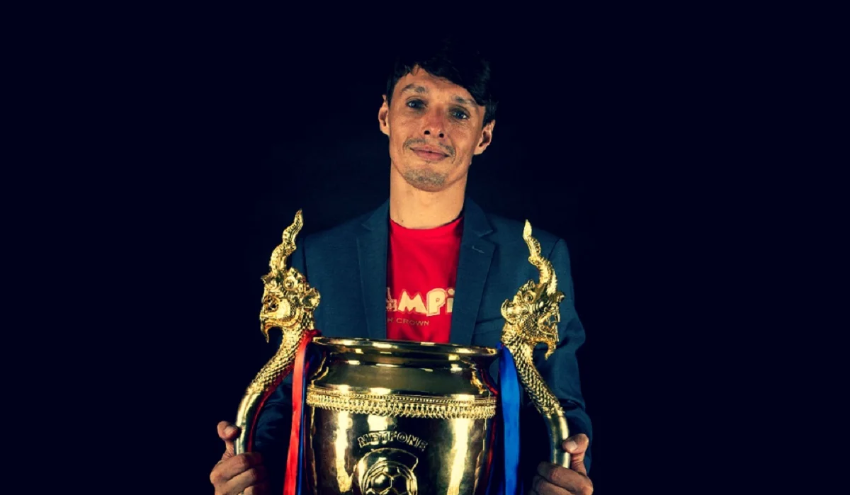 Олег Старинський із чемпіонським кубком / Фото ФК Пномпень Краун