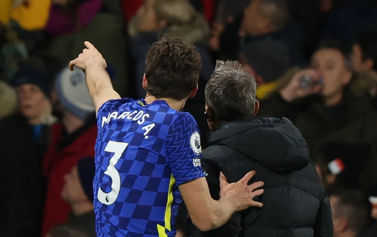 Маркос Алонсо з резервним арбітром / AFP