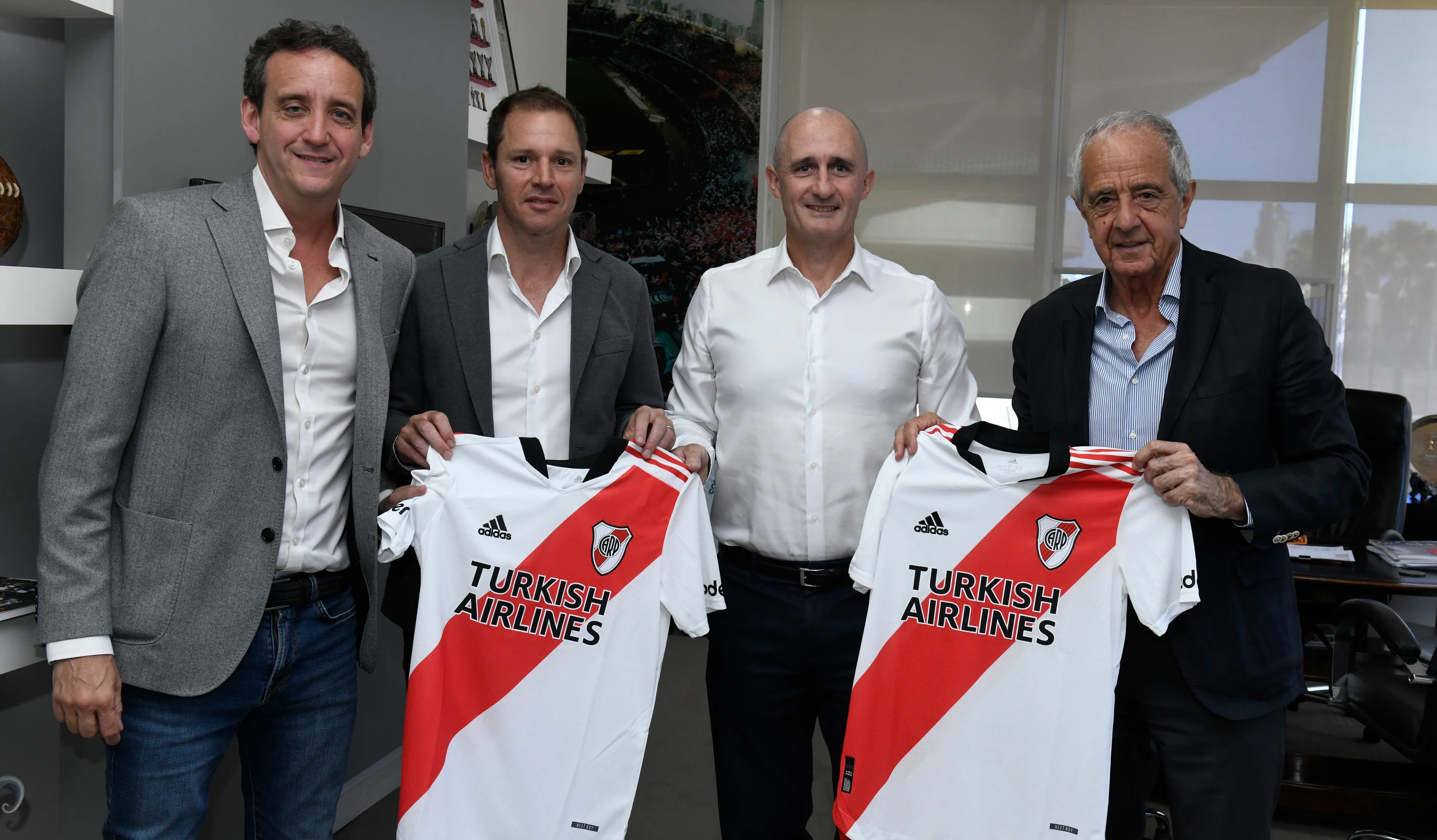 Боссы "миллионеров" с представителем Adidas / твиттер Ривер Плейт