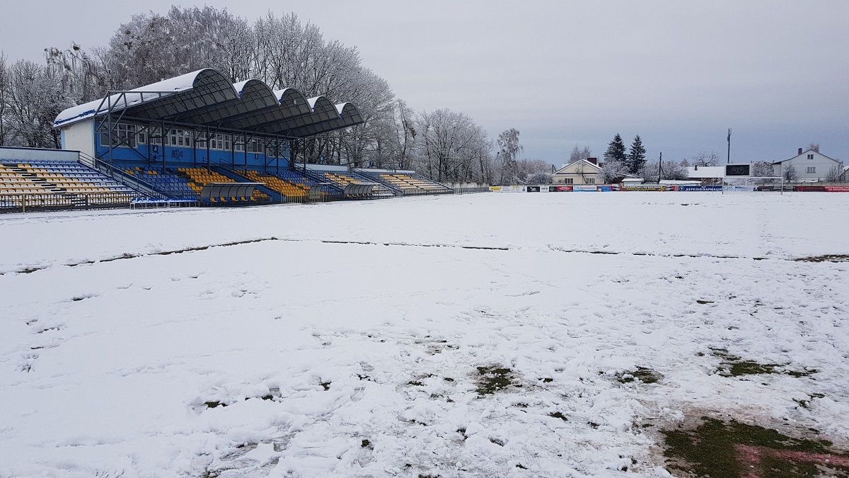 Поле стадиона в городе Березно / ФК Динамо Киев