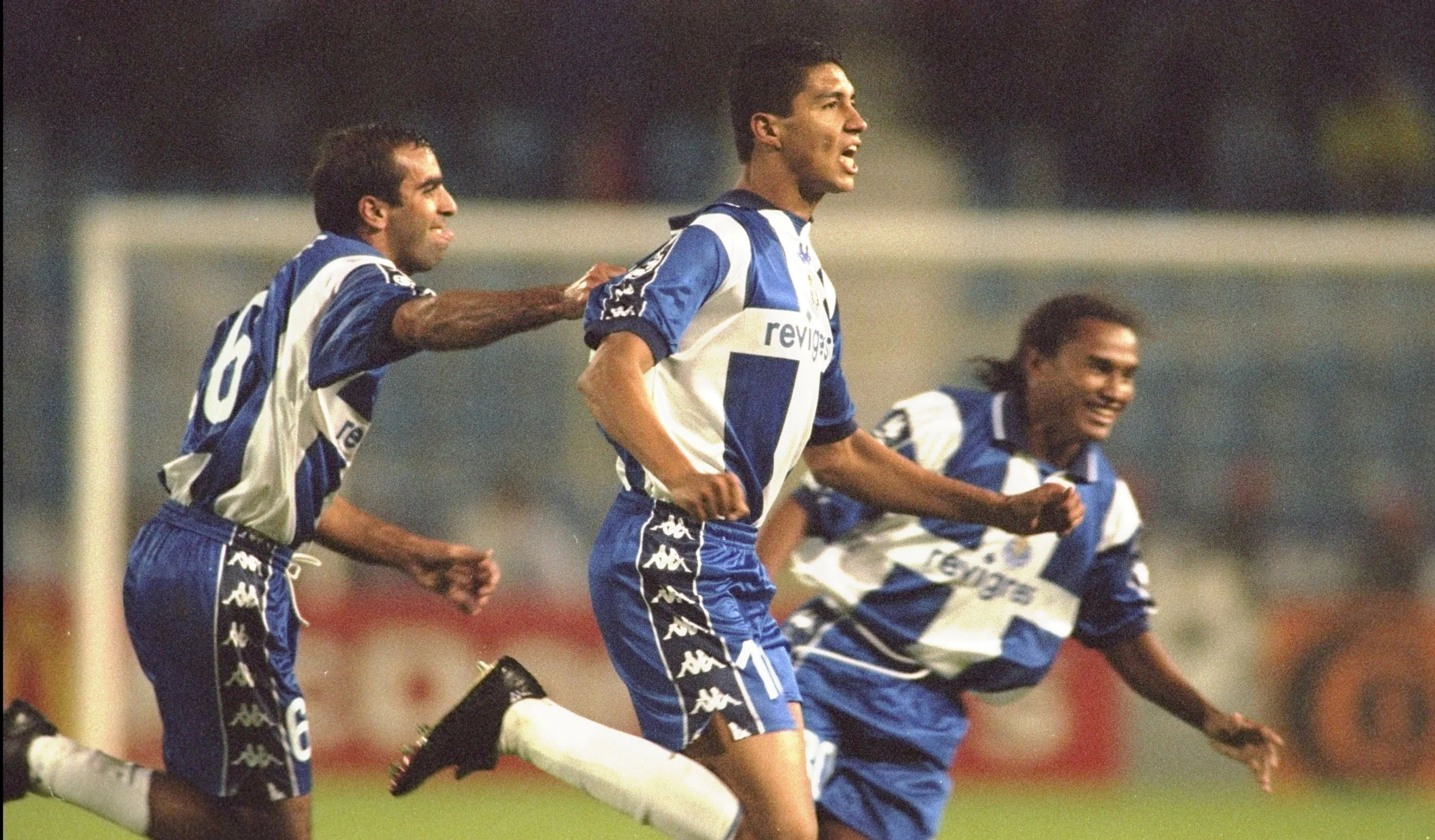 Марио Жардел (в центре)