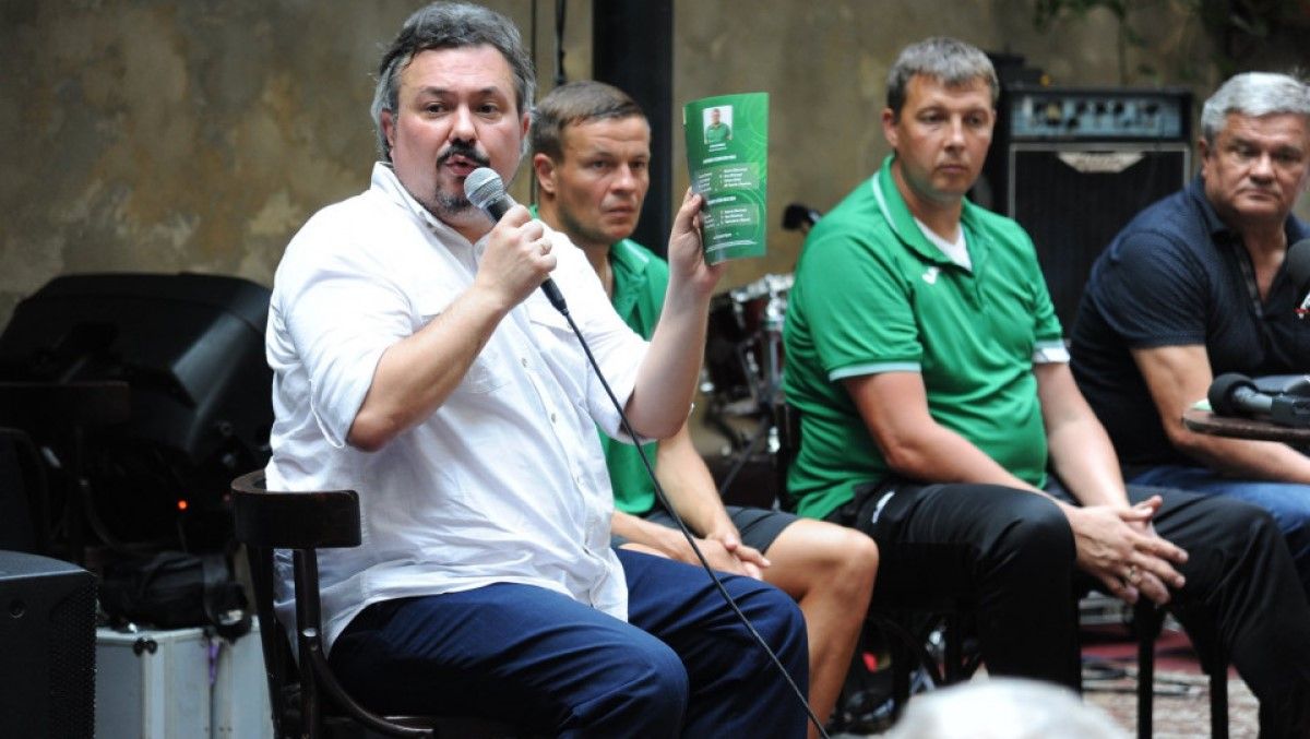 Андрій Білоус з керівництвом Карпат / фото: ФК Карпати