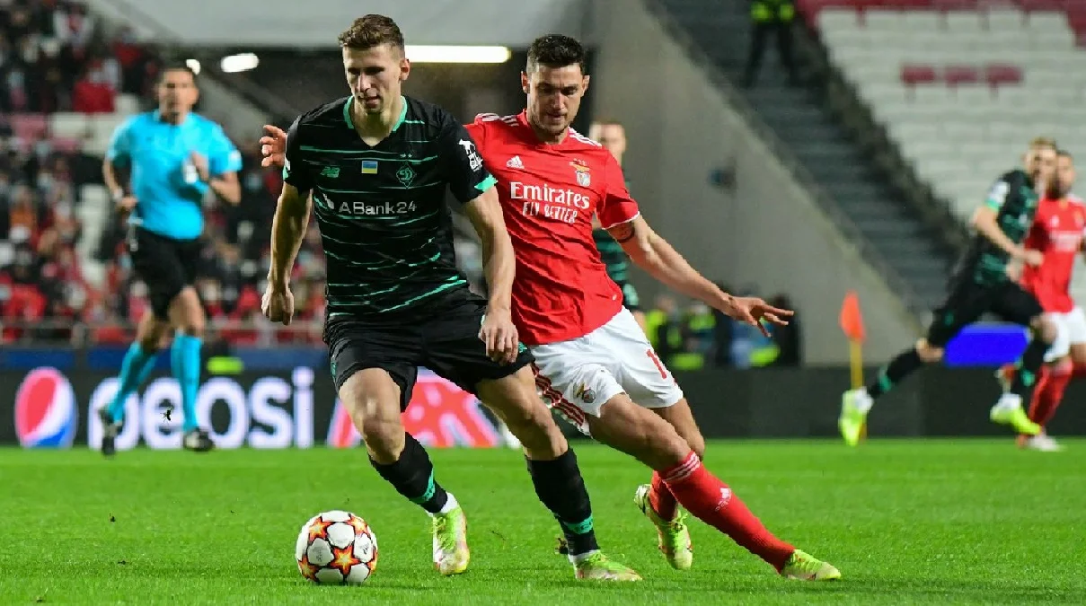 Ілля Забарний у боротьбі з Романом Яремчуком / ФК Динамо Київ