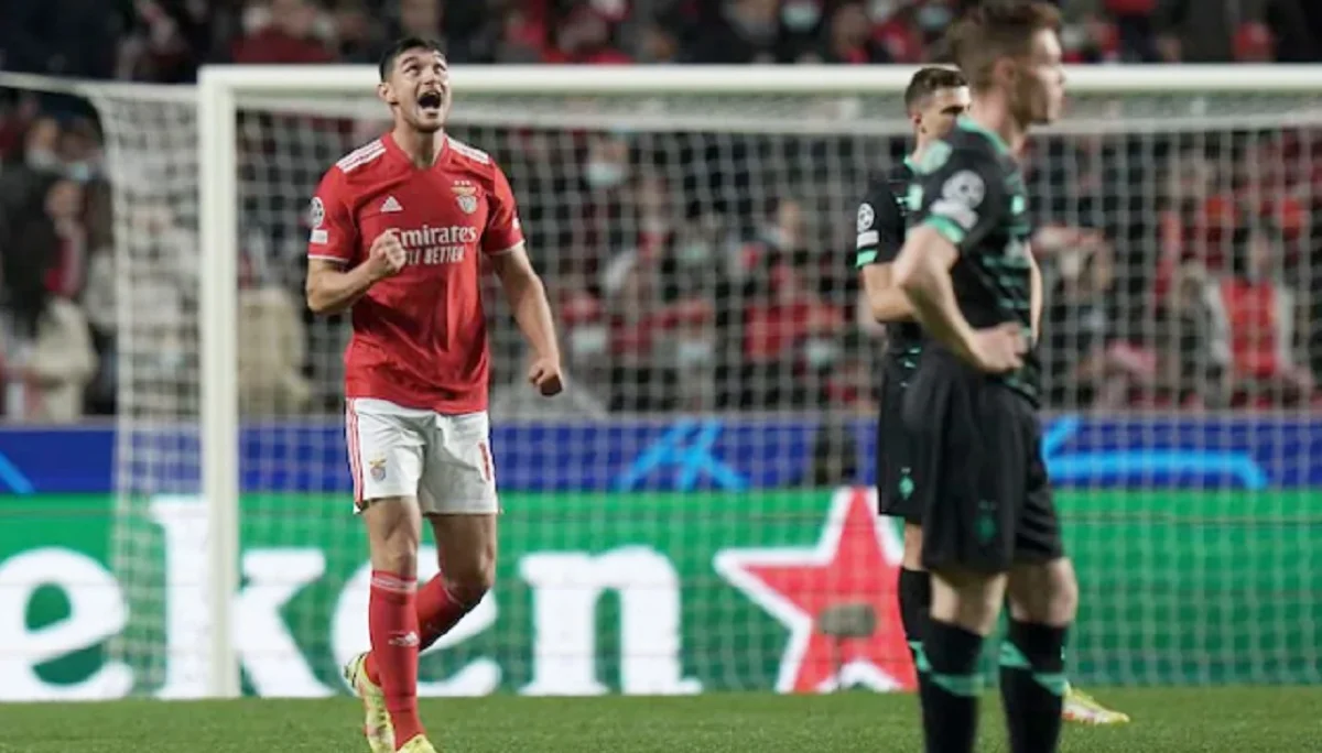 Роман Яремчук (слева) / Официальный сайт УЕФА