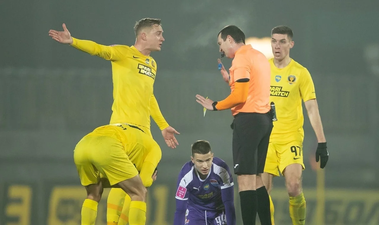 Гравці сперечаються з Кривушкіним / Сайт СК Дніпро-1