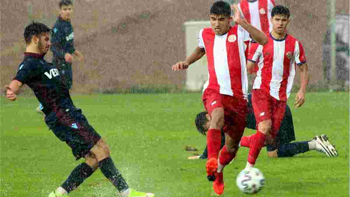 Матч чемпионата Турции напомнил водное поло, но состояние газона игроков не испугало: вирусное видео