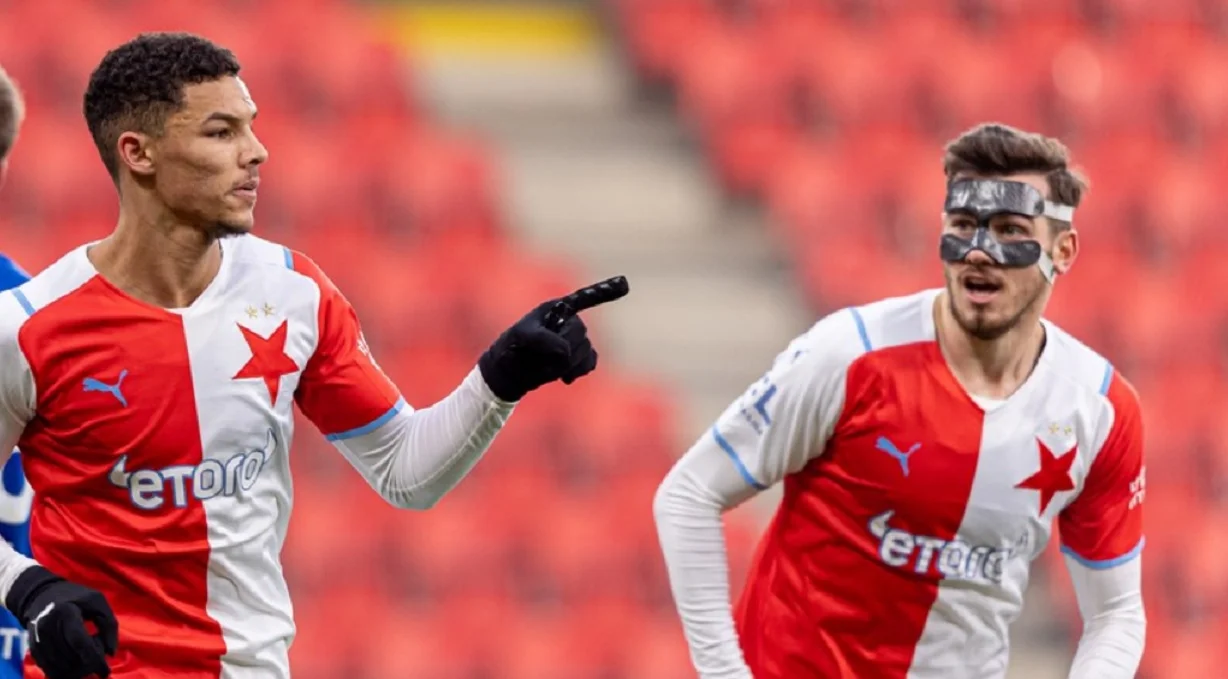 Качараба празднует с партнером / Сайт Славии