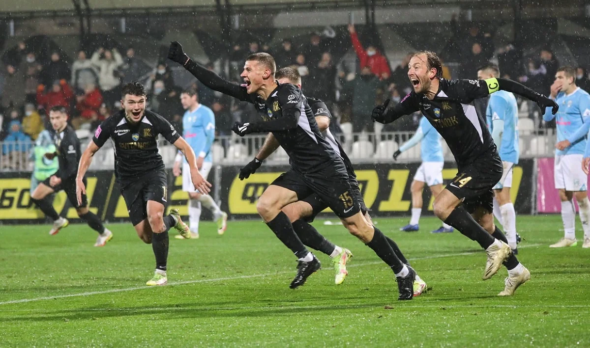 Олександр Чорноморець (у центрі) / Фото ФК Колос