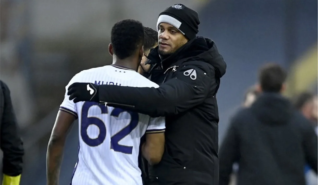 Компані втішає підопічного / Photo News