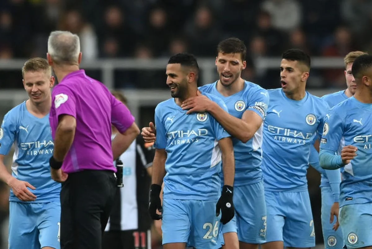 Зінченко приймає вітання партнерів у матчі Ньюкасл – Манчестер Сіті 19 12 2021