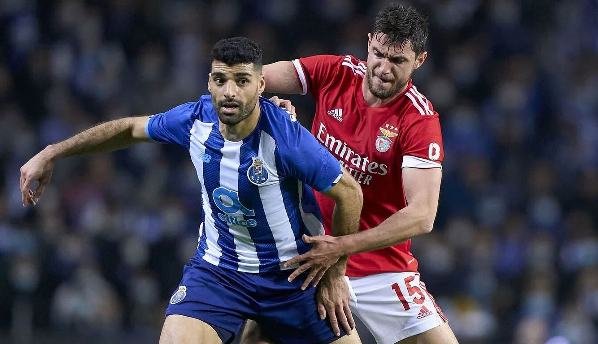 Роман Яремчук у боротьбі з гравцем Порту / Getty Images