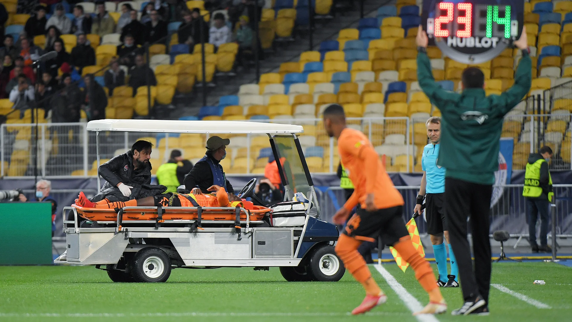 Траоре вывозят на карете скорой помощи / ФК Шахтер