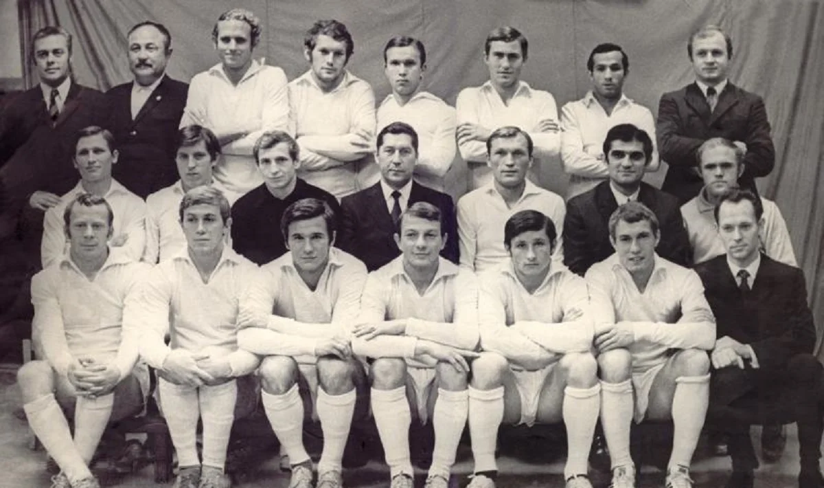 Герман Зонін (у центрі середнього ряду)