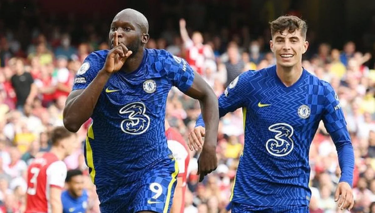 Ромелу Лукаку (слева) затыкает себе рот