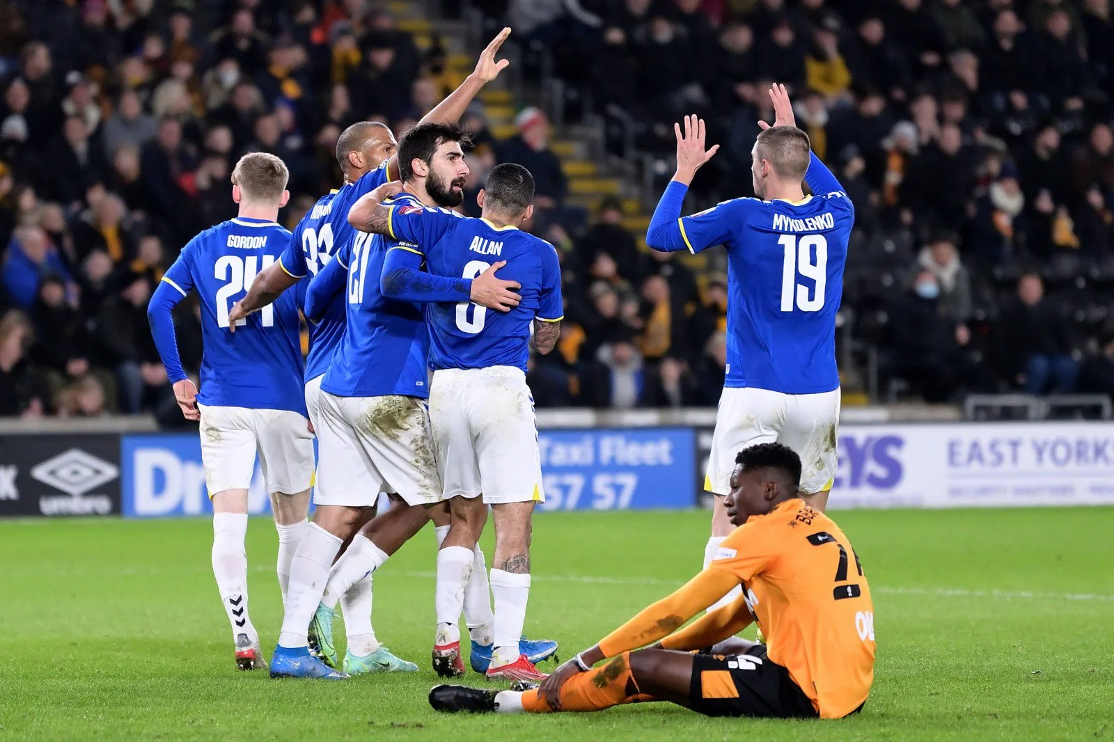 Миколенко празднует забитый гол Андре Гомеша / соцсети