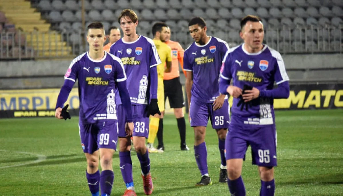 Літовченко у складі Маріуполя (ліворуч) / фото: ФК Маріуполь