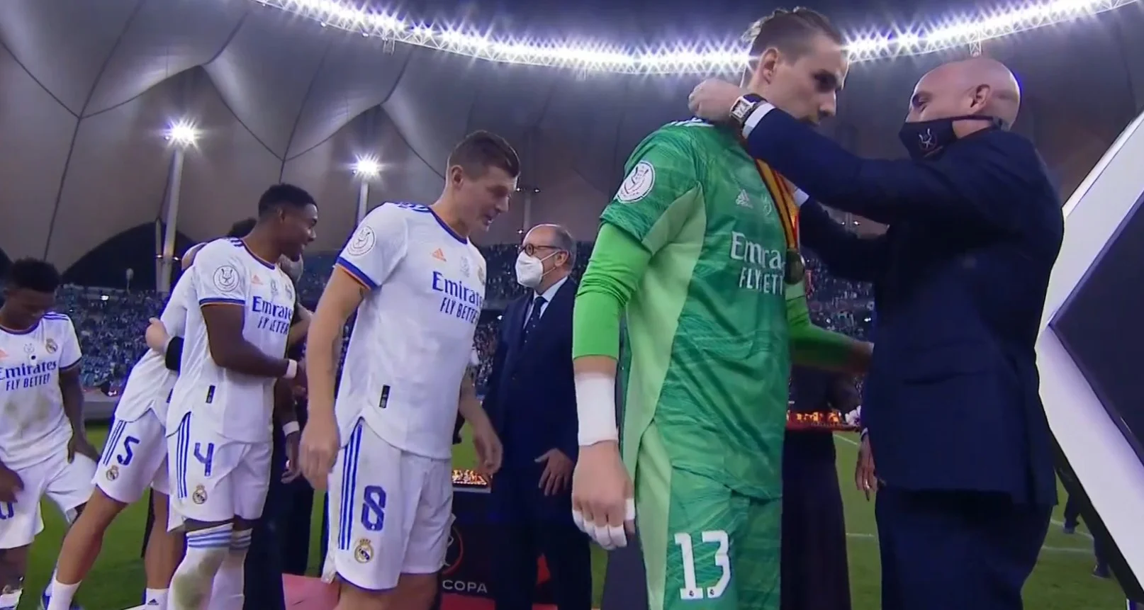 Лунин получает награду