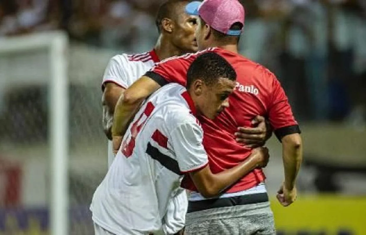 Гравці Сан-Паулу заспокоюють фаната-бовдура / Globo