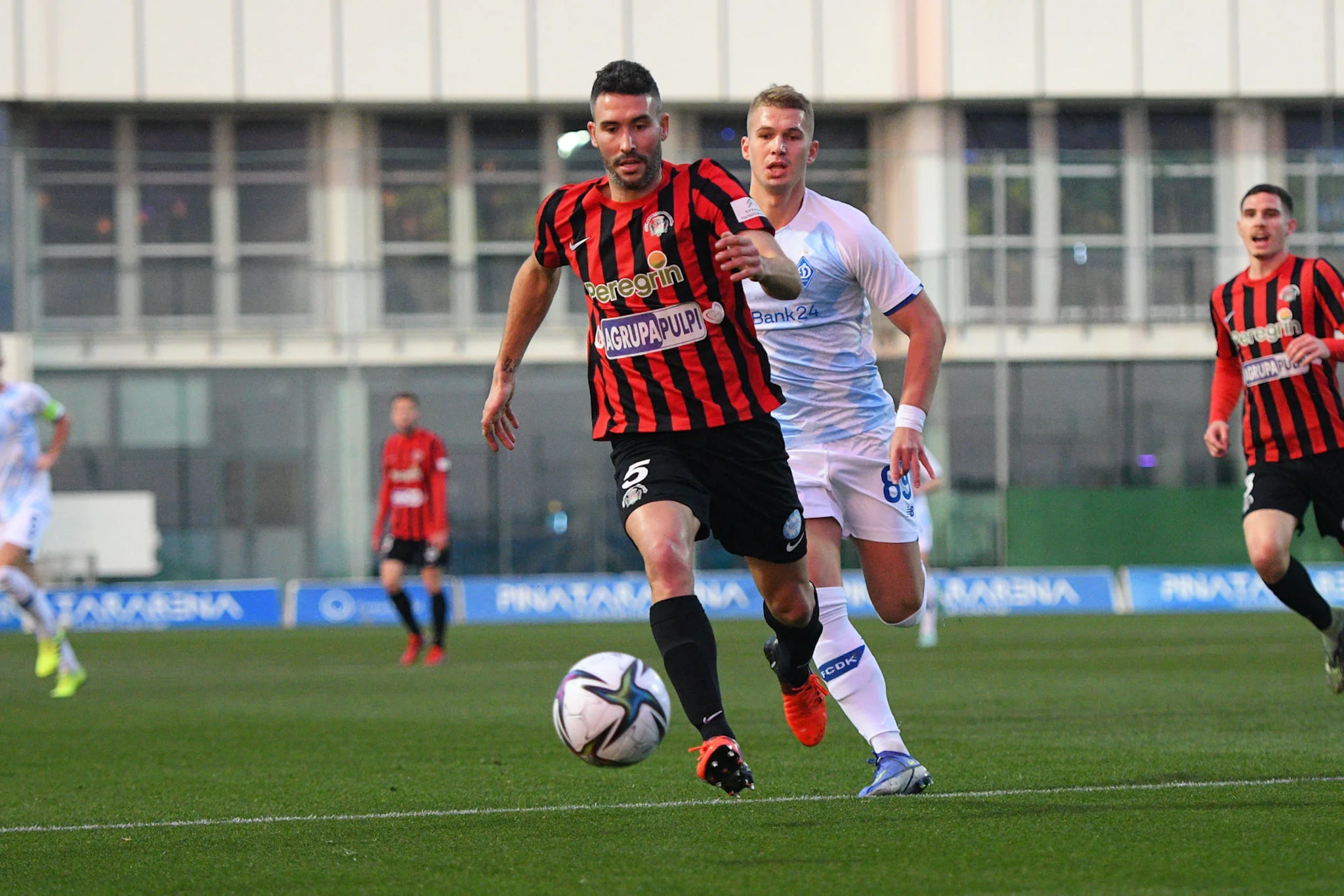 Владислав Супряга в борьбе с защитником / фото: ФК Динамо Киев