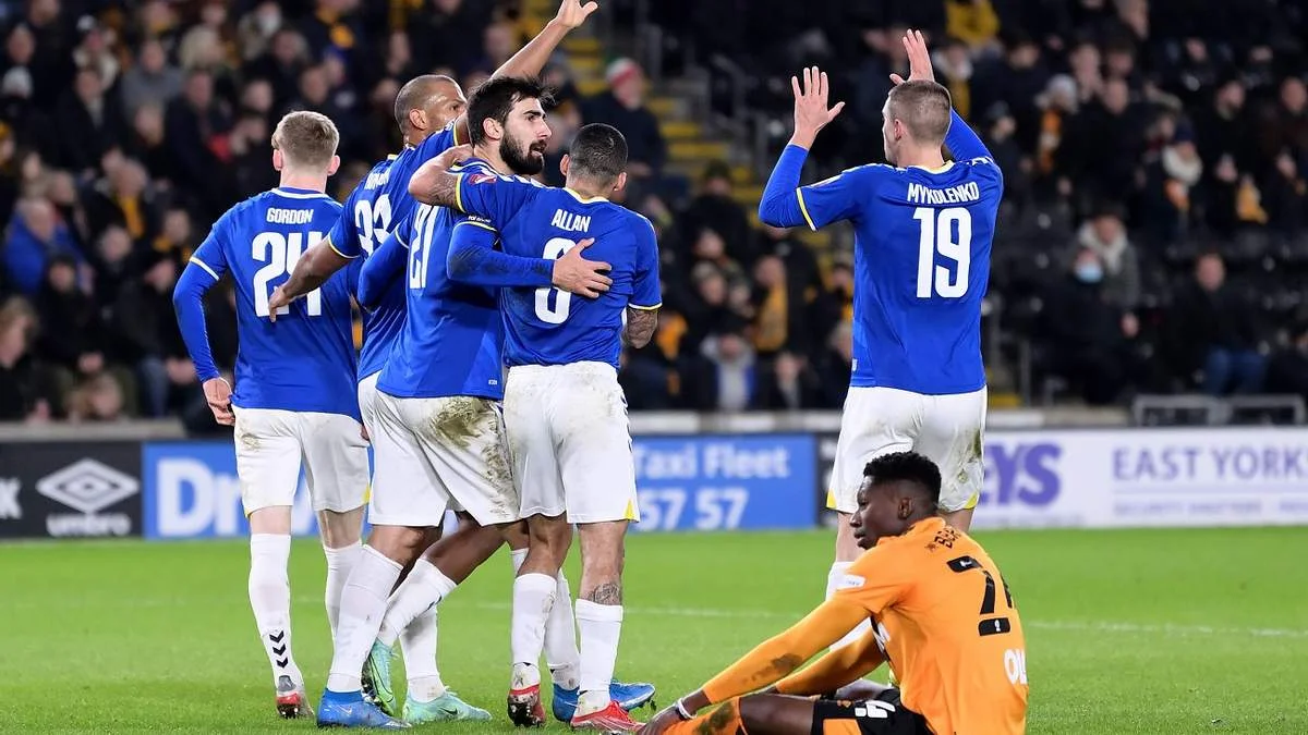 Миколенко святкує з партнерами / Сайт Евертона