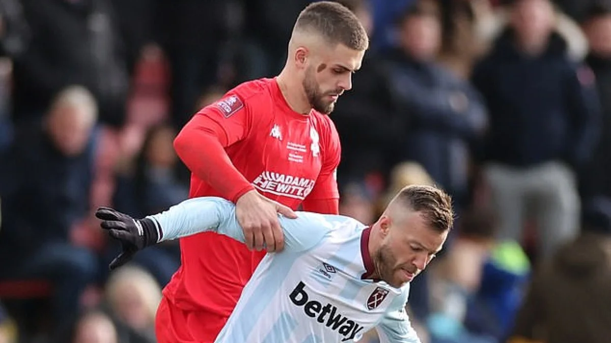 Ярмоленко в матче против Киддерминстера / Reuters