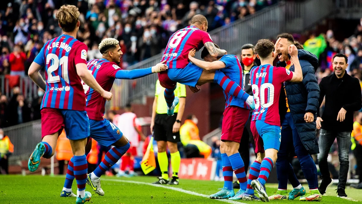 Радость игроков и Хави / Twitter Барсы